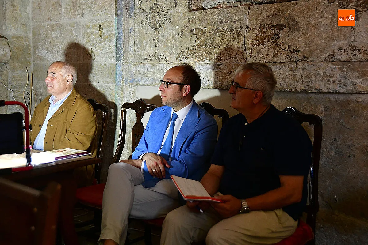 Foto 7 - Juan Carlos S&aacute;nchez presenta en el claustro de la catedral su libro `Peregrinos de esperanza. Un amor en la frontera&acute;